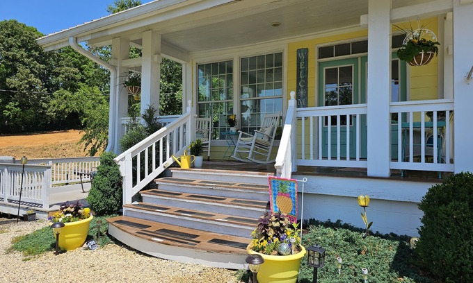 Rockford House | Charming Yellow Tea Cup Cottage with Spa & Kitchen Amenities