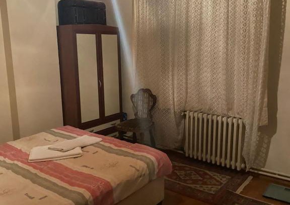 Maltepe Apartment | Elegant Old Istanbul Style Flat: Child-Friendly Retreat