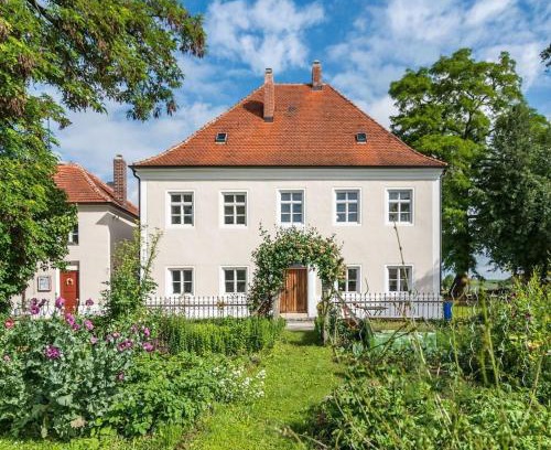 Niederleierndorf Apartment | Historic Pfarrhof Niederleierndorf: Family-Friendly Retreat