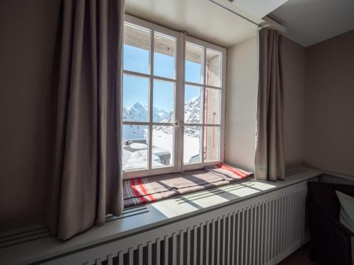 Grimsel Hospiz Hotel | Historic Alpinhotel Grimsel Hospiz: Pet Friendly & 4-Star Stay