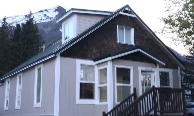 Seward House | History and Breathtaking Views in Prime Location!