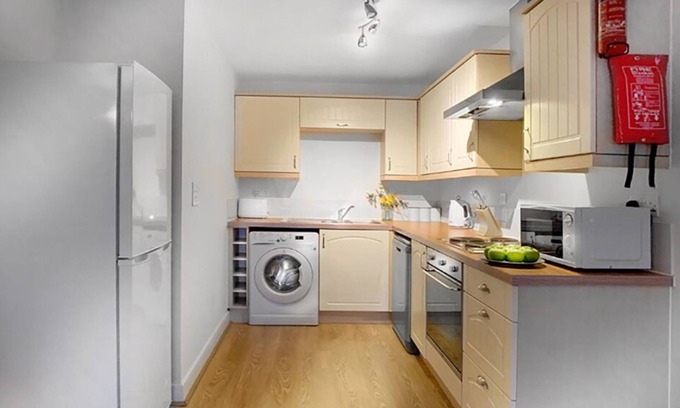 Hitchin Apartment | Cozy Hitchin Ground Floor Flat with Family & Pet Amenities