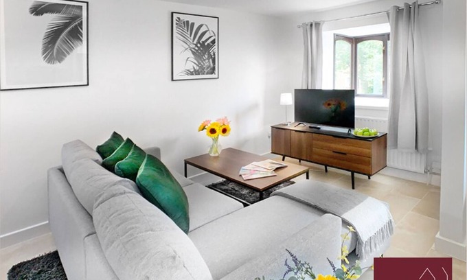 Hitchin Apartment | Discover Hitchin Coach House: Family-Friendly with Parking