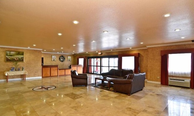 Broken Bow Hotel | Welcoming HiWay Inn Express of Broken Bow with Pool & Breakfast
