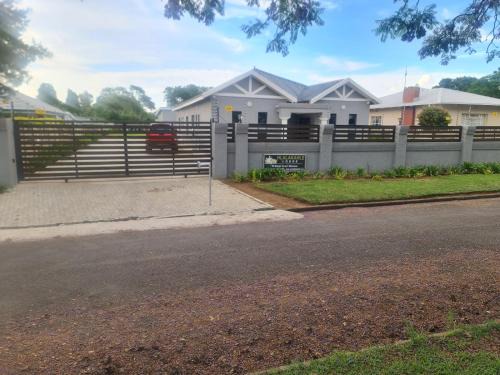 Glencoe Bed & Breakfast | Family-Friendly Hlalakahle Lodge with Great Guest Ratings