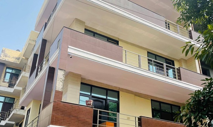 Noida Bed & Breakfast | Budget-Friendly HM Palace Noida with Family Amenities