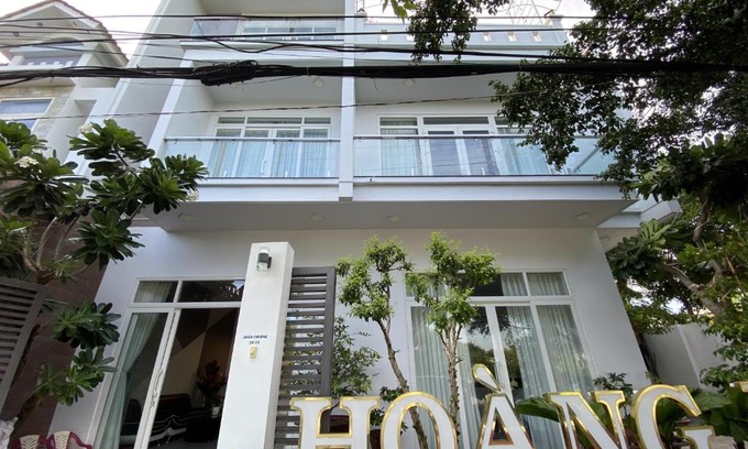 Tuy Phong Bed & Breakfast | Beachfront Hoàng Villa: Family-Friendly with Private Beach