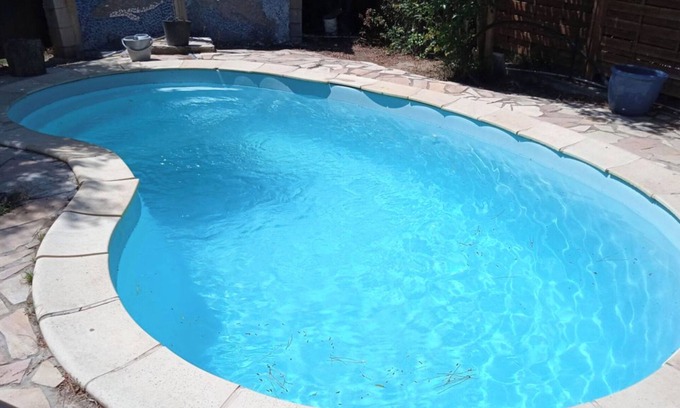 Saint-Hippolyte House | Holiday Home 'Avec Piscine 12 Personnes' with Private Pool, Shared Terrace and Wi-Fi
