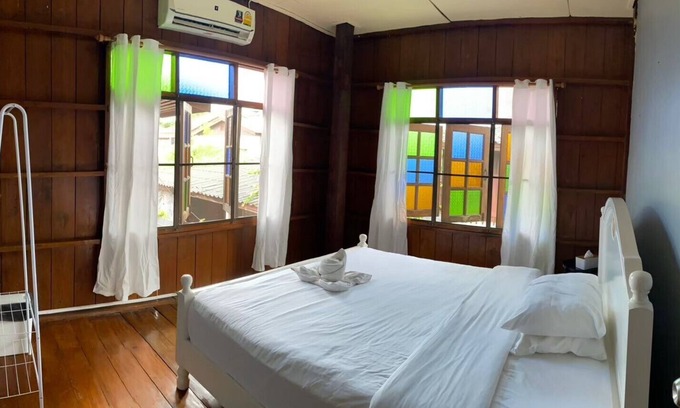 Wua Lai House | Cozy Ho Hostel: Child-Friendly Stay with Breakfast Included