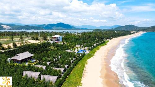 Xuan Canh Hotel | Relaxing Oceanfront Retreat at Hoa Loi Resort Phú Yên
