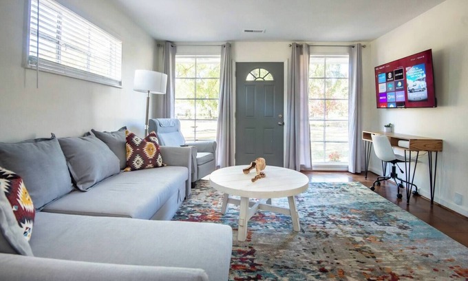 Crestline Heights House | Hoadley Home-Groups/Pets/Games/FastWiFi/Workspace