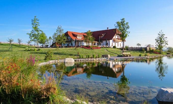 Haibach ob der Donau Hotel | Hoamat: Oceanfront Retreat with Top-Rated Amenities