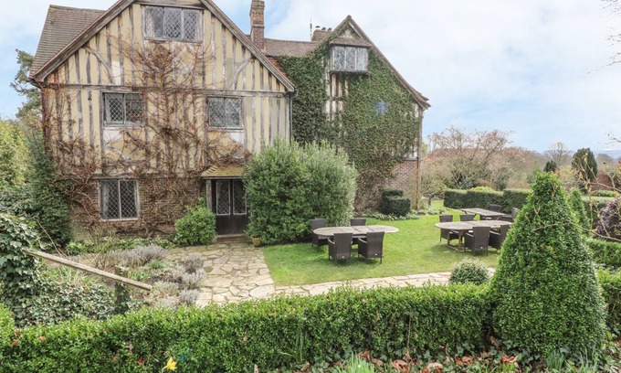 Chiddingstone Hoath Cottage | Pet-Friendly Hoath House: Ideal Holiday Cottage Retreat