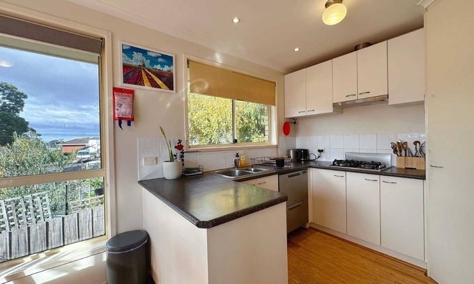 Kingston House | Hobart Harmony Home 10 minutes to CBD