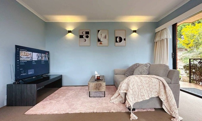 Hobart Central Business District Apartment | Exceptional Hobart Horizons Hideout Near CBD with Kitchen