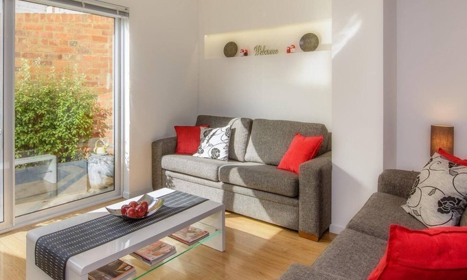 Hobart Central Business District Apartment | Ideal Hobart Apartment: Close to CBD with Spa & Parking