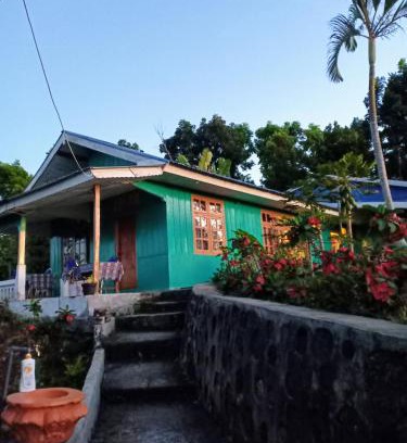 Hombel House | Enchanting Hobbit Hill: Family-Friendly with Breakfast Included