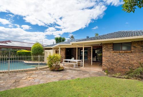 Robertson House | Charming Hobbit House 4BR Cottage with Pool Retreat