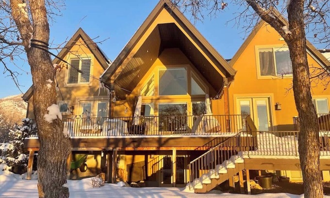Layton House | Cozy Hobbs Creek Retreat with Kitchen & Breakfast Options