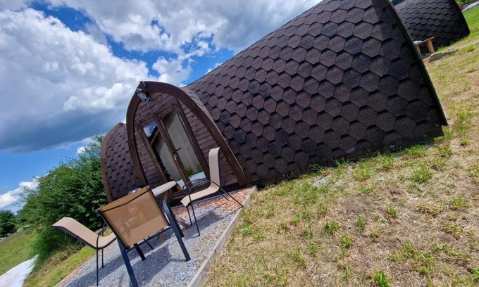 Cerna V Posumavi House | Pet-Friendly Hobití Chatka Lipno with Oceanfront Views