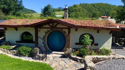 Bansky Studenec House | Enchanting Hobití domček: Top-Rated & Pet Friendly Retreat