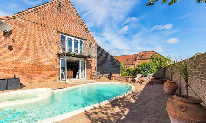 Bradwell House | Hobland Barn is a striking 18th-century conversion in Bradwell, offering generous accommodation for up to 12 guests. With elegant interiors, a private pool, and proximity to both the Norfolk countryside and sandy beaches!