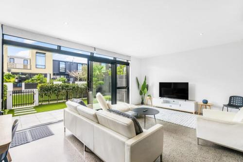 Hobsonville House | Hobsonville Point Retreat: Parking, Wi-Fi & Breakfast