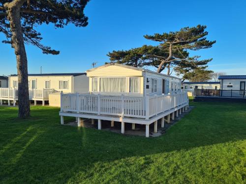 New Forest District House | Idyllic Hoburne Naish Retreat with Oceanfront Pool Access