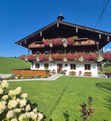 Reith im Alpbachtal Apartment | Hochmuthhof: Guest Rated 10/10 with Hot Tub & Breakfast