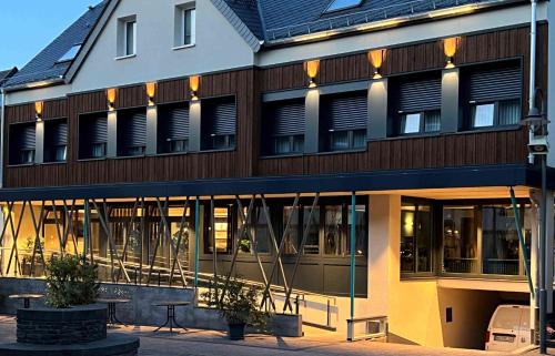 Morbach Hotel | Oceanfront Hochwald Lodge: Pet-Friendly Retreat with Views