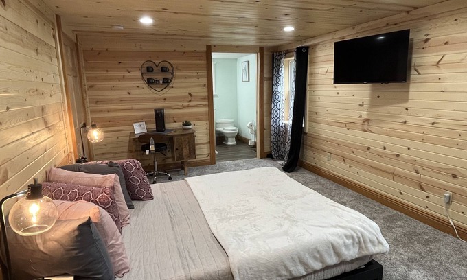 Logan Resort | Romantic Retreat at Pine Creek Villas - The Oak Room Suite