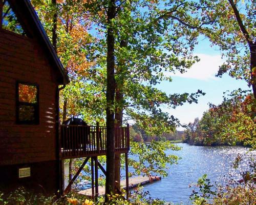 Carbon Hill House | Scenic Hocking Hills Lake Retreat with Hot Tub & Dock Access