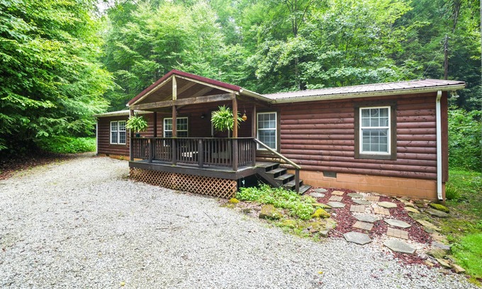Logan Cabin | Pet-Friendly Haven Near Scenic Hiking Trails