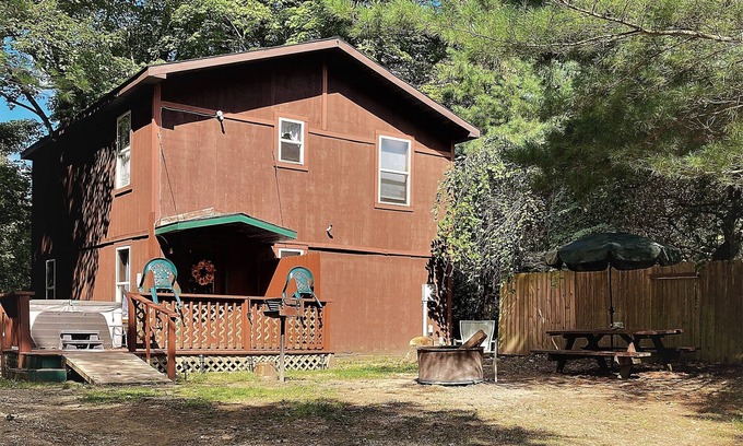 New Plymouth Cabin | Relaxing Hocking Hills Chalet with Hot Tub & Spa Amenities