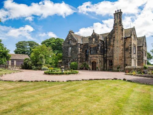Barnsley House | Discover Comfort at Hodroyd Hall - Pet and Child Friendly