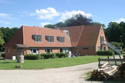 Rendswuhren House | Discover Hof Viehbrook: Pet-Friendly Family Getaway