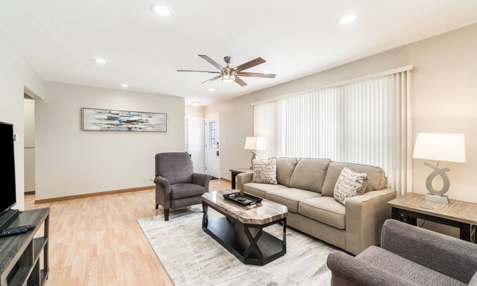 Schaumburg House | Relaxing Hoffman Estates Rental with Pool and Pet-Friendly Options