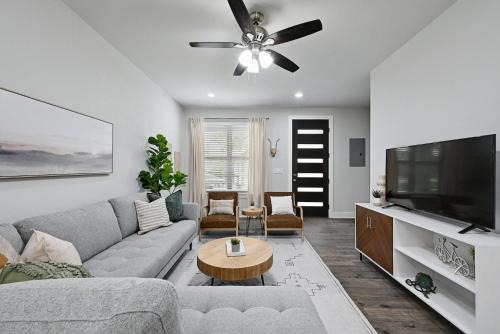 Point Venture House | Hogan Hideaway: Pet-Friendly Retreat with Pool & Hot Tub