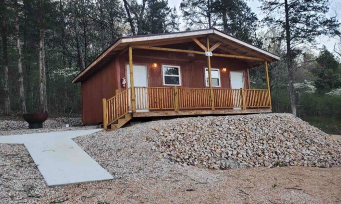 Eminence Cottage | Relaxing Getaway at Hogan's Hideout Cottage #4 with Spa