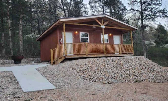 Eminence Cottage | Hogan's Hideout Cozy Cottage with Spa & Hot Tub Access