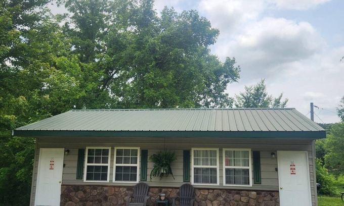 Eminence Cottage | Hogan's Hideout Duplex #15, Cozy, Private cottage!