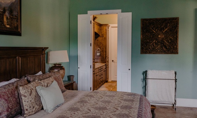 Dripping Springs House | Discover Hogar Suite: Delightful Stay with Pool & Breakfast