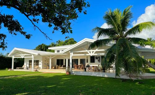 Teahupoo Villa | Discover Hokulea: Oceanfront Stay with Breakfast & Family Fun