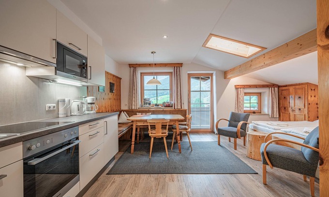 Schonbach Apartment | Cozy Holiday Apartment with Balcony Near Ski Lift