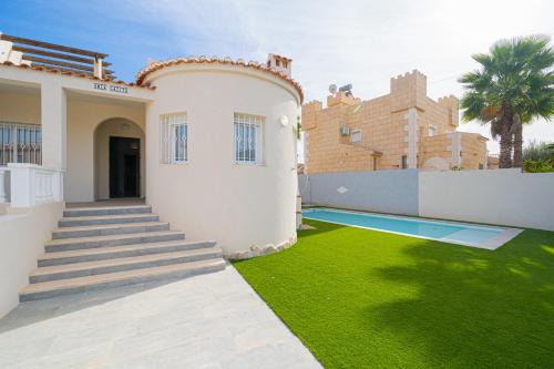 La Siesta Villa | Relax at Hola Casita: Family-Friendly with Pool Access