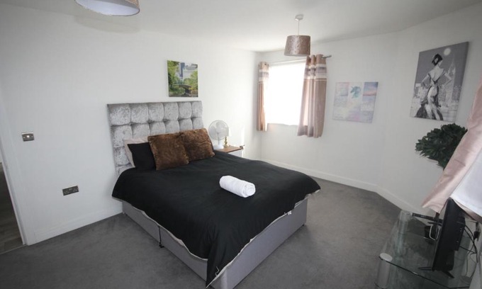 Yiewsley Apartment | Cozy Holden Court Apartment - Child-Friendly Retreat