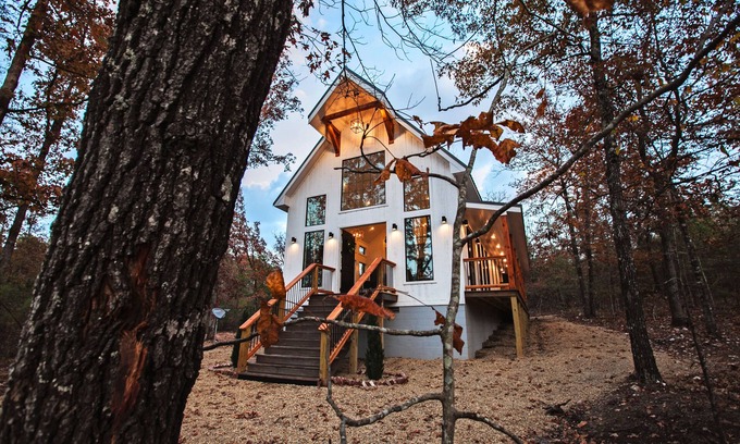 Hochatown House | Romantic Holder Hill Honeymoon Cabin with Spa & Hot Tub