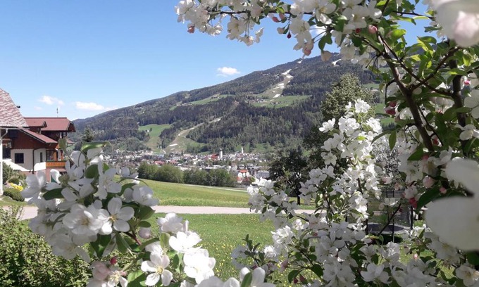 Schladming Apartment | Exceptional Holdhäusl: Family-Friendly with Breakfast Included