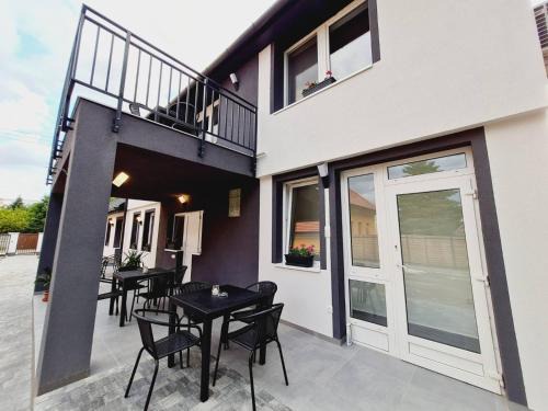 Gyula Apartment | Top-Rated Holdudvar Apartman with Oceanfront Views