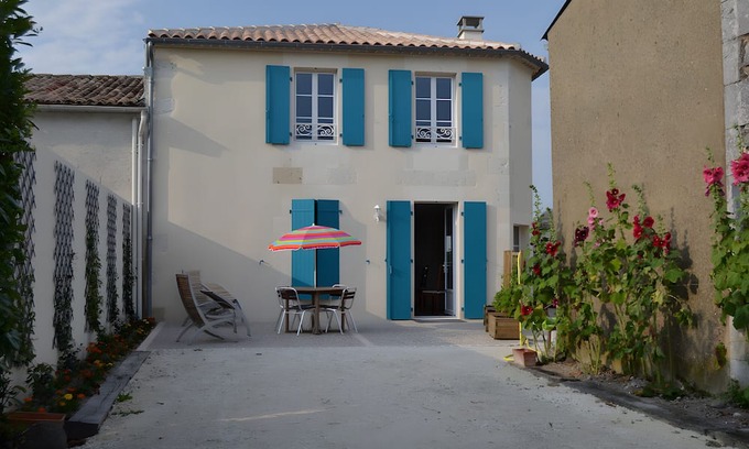 Chenac-Saint-Seurin-d'Uzet House | Holiday Home 'Gîte Du Chai' with Sea View, Private Terrace and Wi-Fi